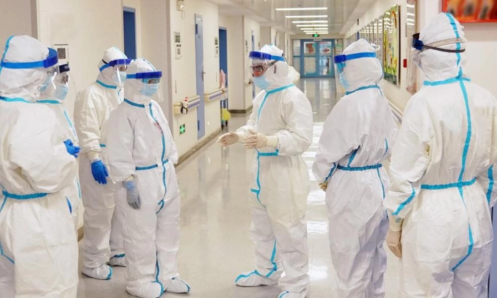 Σαν ''βιολογικό'' όπλο συμπεριφέρεται ο κορωνοϊός - Στις ΗΠΑ περιμένουν 480 χιλ. νεκρούς - Πέντε μέρες διαρκεί η ασυμπτωματική φάση της νόσου